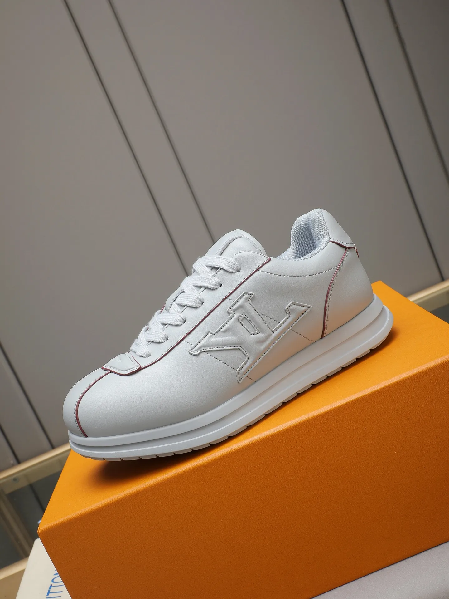 PP560 LV Louis Vuitton L Jialu Brand Runner Tatic Series Thick-soled Casual Sports Shoes Running Shoes Original purchase, development and production This LV Runner Tatic sports shoe combines technical materials such as mesh fabric and ribbons to interpret the inspiration of traditional mountaineering shoes. LV letters are written on one side, the lariat buckle of the quick lacing system is embellished with Monogram flowers and Louis Vuitton logos, and the light and wear-resistant rubber outsole completes the whole. ▪️Fabric: Original imported cowhide + mesh ▪️Inner lining: Original customized breathable mesh ▪️Sole: Original open-molded anti-slip rubber combination material ▪️Size: Men's 38-44 (customized for 45 and 46)